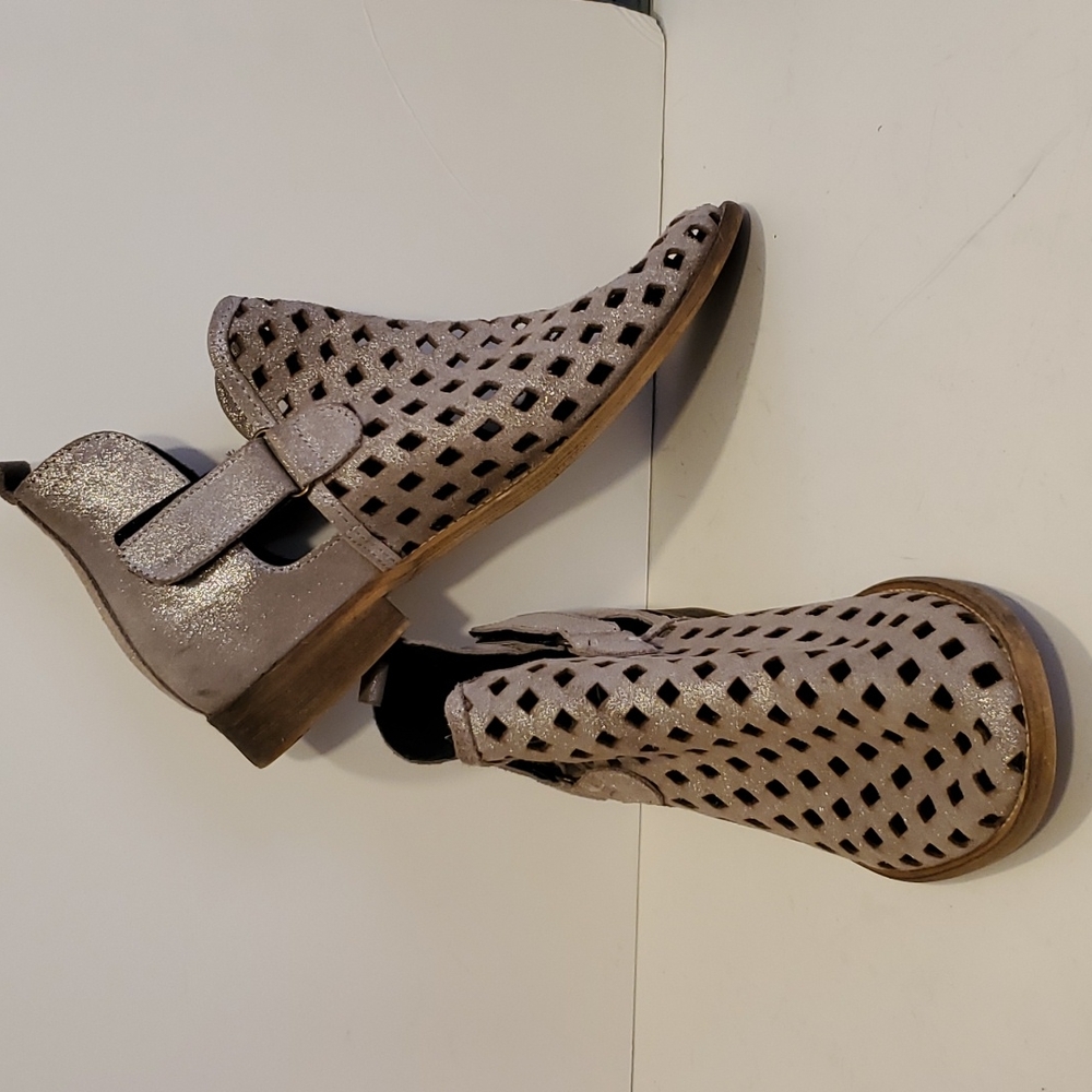 Musse & Cloud Taupe Metallic Perforated Leather Booties Size 8